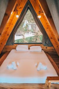 a bed in a tent with two pillows and a window at Sapanca Mea Vita in Sapanca