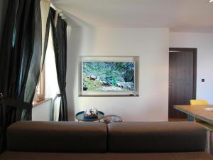 ein Wohnzimmer mit einem Sofa und einem Tisch in der Unterkunft Gîte Rouffach, 3 pièces, 4 personnes - FR-1-744-16 in Rouffach