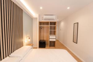 um quarto com uma cama branca e uma janela em I'M Room Suites Nuevos Ministerios - Bernabeu 'Digital Access' em Madrid