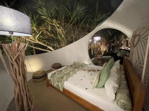 Voodi või voodid majutusasutuse Bubble Lodge Bois Chéri Plantation toas