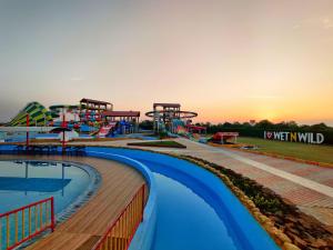 - Vistas a un parque acuático con tobogán en Wet n wild water park & resort, en Mendarda