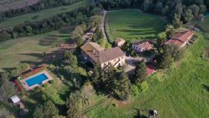 einen Luftblick auf ein großes Haus mit einem Pool in der Unterkunft Lampugnanino in Civitella Marittima