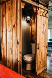 Ванна кімната в Bourbon Trail: Caboose on the Farm