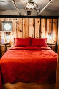 Llit o llits en una habitació de Bourbon Trail: Caboose on the Farm