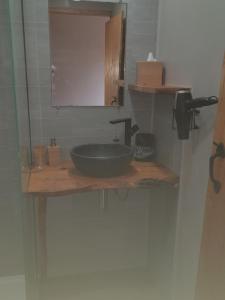 W łazience znajduje się umywalka i lustro. w obiekcie Nedleys Glamping w mieście Saint-Barbant