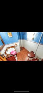 bagno con servizi igienici e lavandino di cortijo la alberquilla a Illora
