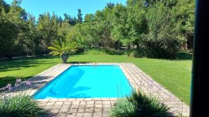 uma piscina num quintal com jardim em Vennebos cottages em Knysna
