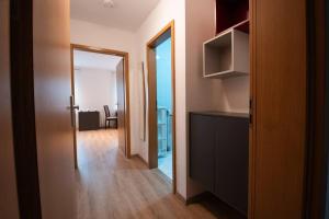 Zimmer mit einem Flur mit Tür und Spiegel in der Unterkunft Moderne Einraumwohnung in Leipzig in Leipzig