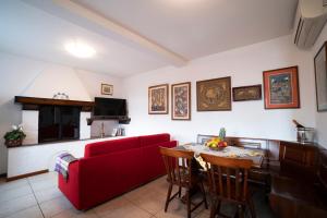 sala de estar con sofá rojo y mesa en Casa Battaglia, en Cavallino-Treporti