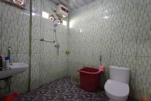 La petite salle de bains est pourvue de toilettes et d'un lavabo. dans l'établissement OYO 93468 The Noru Syariah, à Sekayu