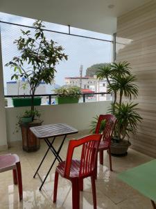 2 sillas y una mesa en un balcón con plantas en Galaxy Home - Hotel Sky view, en Cat Ba