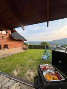 uma grelha com alguma comida no quintal em Domek na Śmigowskim Piwniczna-Zdrój em Piwniczna