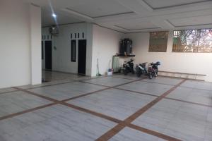 um quarto com duas motos estacionadas nele em OYO 93505 Harvest Inn Syariah em Purwokerto