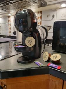 - une cafetière assise sur un comptoir dans la cuisine dans l'établissement Ferienwohnung Schwabenheim an der Selz, à Schwabenheim