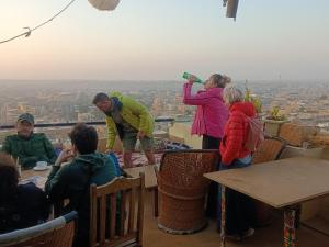un gruppo di persone che si trovano sopra un edificio di Ideal Guest House a Jaisalmer
