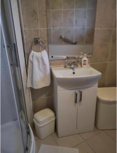 Ένα μπάνιο στο Self Contained 2 Bedrooms House free parking