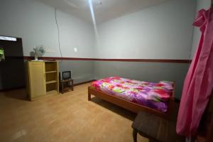 A bed or beds in a room at SPOT ON 93517 De Lanang Homestay