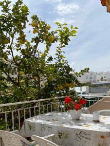 stół z wazą kwiatów na balkonie w obiekcie Holiday home with large roof terrace near La Mata beach w mieście Torrevieja