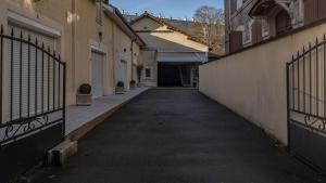 un callejón entre dos edificios con una valla en Smart Confort 14 - Appartement confort et stylé, en Troyes