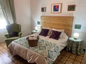 una camera da letto con un letto grande e una sedia di Casa Muriana ad Alanís