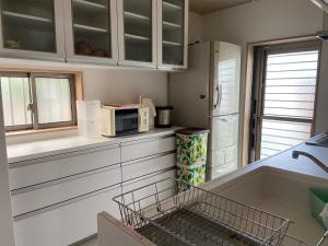 eine Küche mit einer Arbeitsplatte und einer Mikrowelle in der Unterkunft Lavender - Vacation STAY 26426v in Nishina