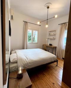 塞薩羅尼基的住宿－Nomas Skg Apartment，一间卧室配有一张床、一张桌子和一个窗户。