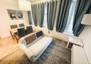 uma sala de estar com um sofá e uma mesa em Appartement unique et charmant au coeur du Vieux-Lille em Lille