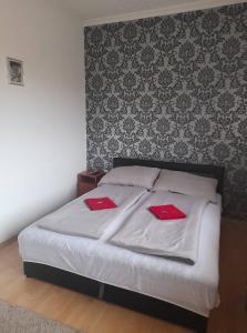 A bed or beds in a room at Fehérvadász Vendégház