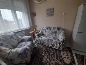 sala de estar con sofá y silla en Fehérvadász Vendégház, en Szombathely