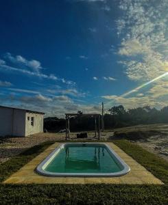 una pequeña piscina en medio de un campo en Rinkeby, en La Esmeralda