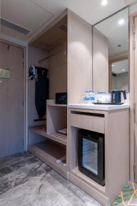 Holiday Inn Katra Vaishno Devi by IHG的厨房或小厨房