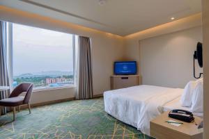 Holiday Inn Katra Vaishno Devi by IHG的电视和/或娱乐中心