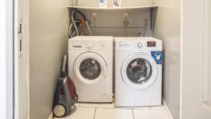 pralnia z pralką i pralką w obiekcie Smart Confort 9 - Appartement confort et stylé w Troyes