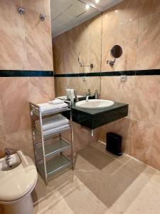 een badkamer met een wastafel en een toilet bij Beautiful flat with a wonderful view close to the beach in Marbella