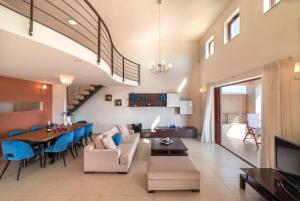 伊羅達的住宿－Elounda Blue Island Villa，客厅配有沙发和桌子