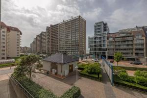 een klein gebouw in een stad met hoge gebouwen bij Mosselbank 211 in Nieuwpoort