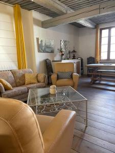 - un salon avec des canapés et une table en verre dans l'établissement Magnifique villa 11 couchages, à Narbonne