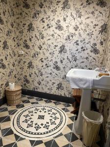 une salle de bain avec un lavabo et un sol carrelé dans l'établissement Magnifique villa 11 couchages, à Narbonne