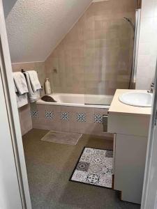 Koupelna v ubytování Port LaF Duplex à 2 pas du Port de Plaisance + 47 fotografií