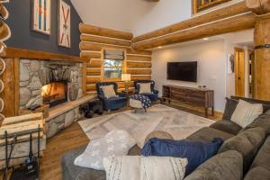uma sala de estar com um sofá e uma lareira em Powder Ridge Cabin | 6 Chief Gull em Big Sky