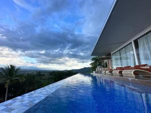 uma piscina ao lado de um edifício com vista em Arya Exclusive Villa 