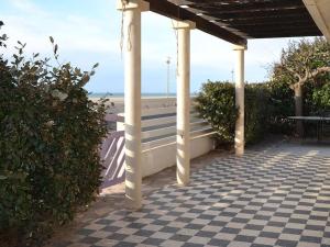 un portico con gazebo accanto alla spiaggia di VILLA face à la plage avec terrasse et jardin a Narbonne
