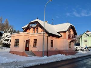 un edificio sul lato di una strada nella neve di Krakonošovo a Rokytnice nad Jizerou