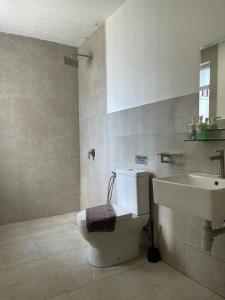 łazienka z toaletą i umywalką w obiekcie Husfa Mahkota Valley Studio Suite w mieście Kuantan