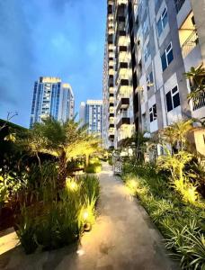 une passerelle dans une ville avec des palmiers et des bâtiments dans l'établissement Apartemen Podomoro City Deli Park Medan, à Medan