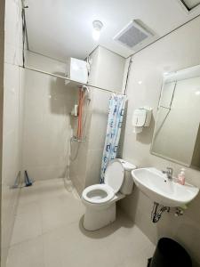 La salle de bains est pourvue de toilettes et d'un lavabo. dans l'établissement Apartemen Podomoro City Deli Park Medan, à Medan