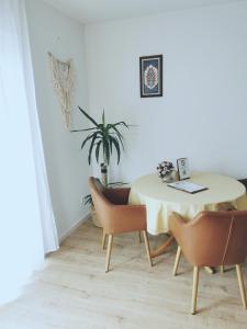a dining room with a table with chairs and a plant at Ferienwohnung Martinsesch in Bad Schussenried