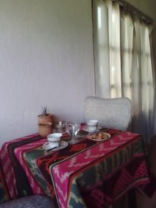 una mesa con un plato de comida en una mesa con una silla en Chakana en Villa Yacanto