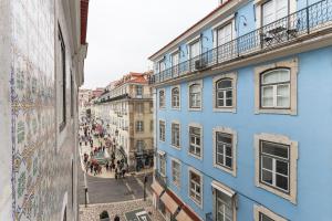 widok na ulicę miejską z niebieskiego budynku w obiekcie Downtown Vintage Suites by Homing w Lizbonie