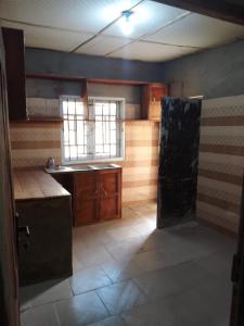 una cocina vacía con fregadero y ventana en Abakidoye Lodge en Ilora